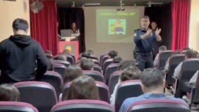 Çanakkale’nin Eceabat ilçesindeki ortaokul ve lise öğrencileri, emniyet ekipleri tarafından
