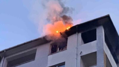 Edirne’de bir apartman dairesinde çıkan yangında çatıya sıçradı. Şükrüpaşa Mahallesi’nde