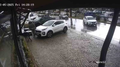 Bir otomobil, Muğla’nın Bodrum ilçesinde el freni çekilmeyerek hareket etti