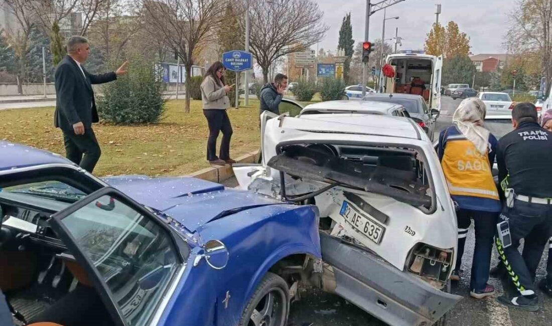 Elazığ’da meydana gelen zincirleme kaza sonucunda 4 aracın karıştığı ve