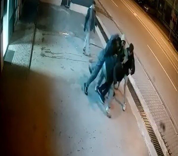 Elazığ’ın Karakoçan ilçesinde bir grup, bir kişiyi uzun süre tekme