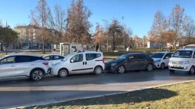 Elazığ’da bugün sabah saatlerinde yaşanan buzlanma nedeniyle zincirleme bir trafik