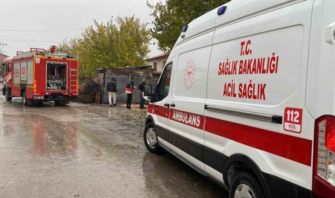Elazığ’da bulunan bir evin çatısında başlayan yangın, itfaiye ekiplerinin müdahalesi