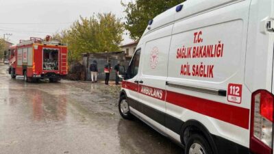 Elazığ’da bulunan bir evin çatısında başlayan yangın, itfaiye ekiplerinin müdahalesi