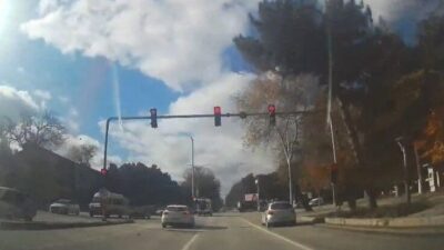 Elazığ’da bir otomobil, Zübeyde Hanım Caddesi’nde seyir halindeyken hatalı şerit
