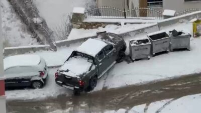 Elazığ’da, sabah saatlerinde başlayan kar yağışı nedeniyle yollar kayganlaştı ve