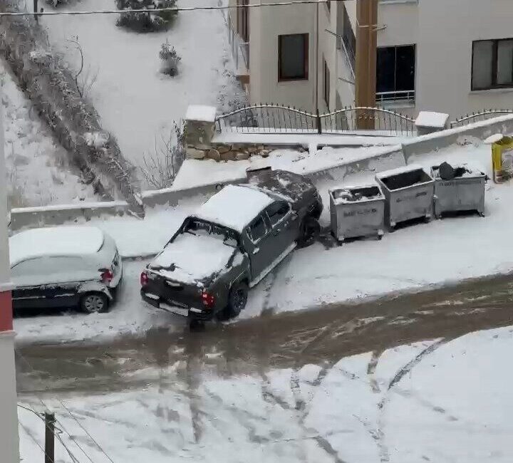 Elazığ’da, sabah saatlerinde başlayan kar yağışı nedeniyle yollar kayganlaştı ve