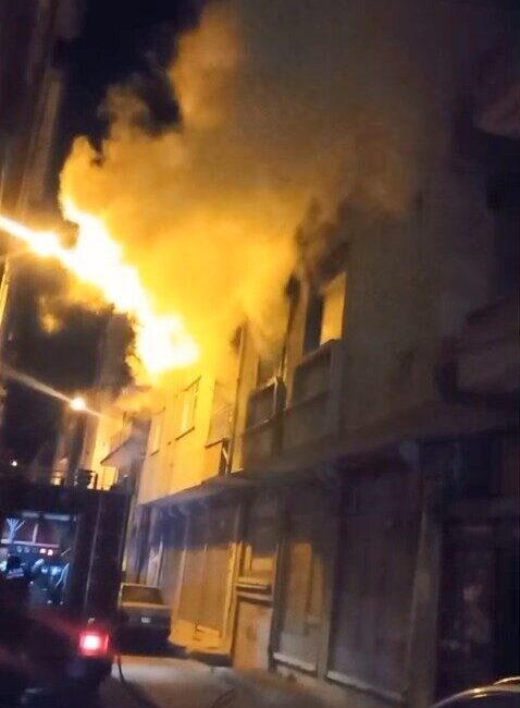 Elazığ ilinde bulunan dört katlı terkedilmiş bir binada çıkan yangın,
