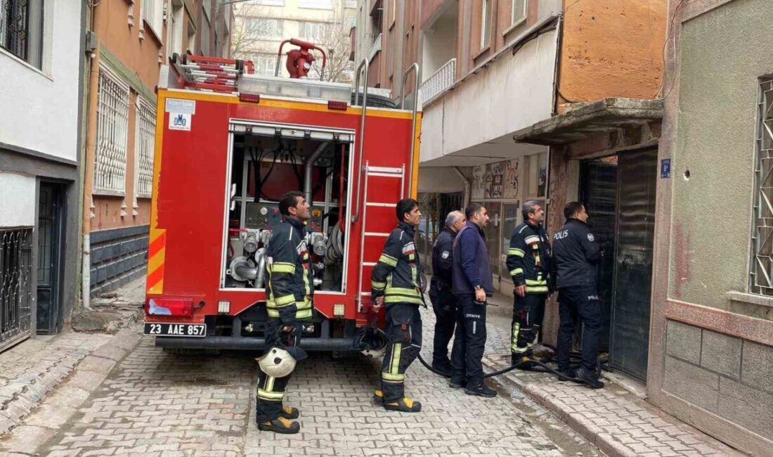 Elazığ’da, İzzetpaşa Mahallesi Lüleci Sokak’ta bulunan iki katlı harabe bir