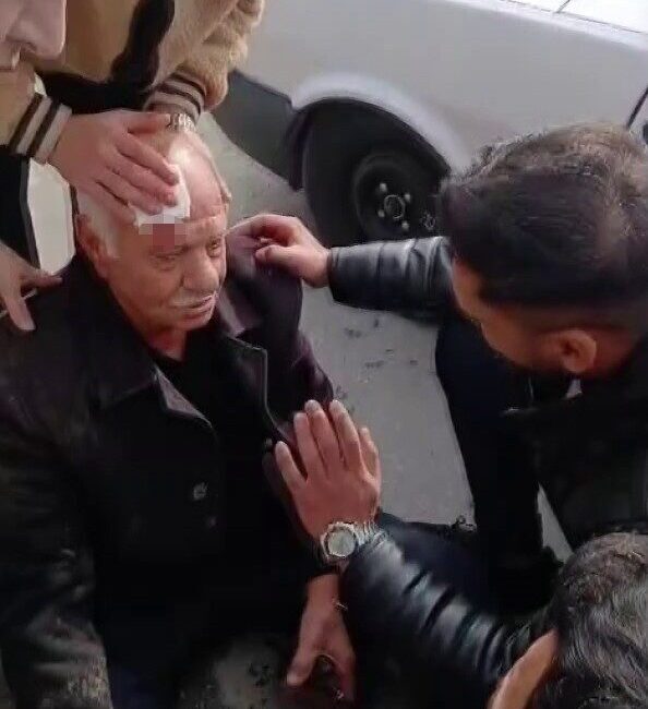 Elazığ’da bir yaşlı adam, Gazi Caddesi Cumhuriyet Meydanı mevkiinde yolun
