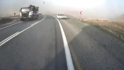 Elazığ-Alacakaya yolunda meydana gelen olayda, bir otomobil hatalı sollama yaparken