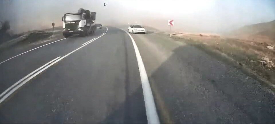 Elazığ-Alacakaya yolunda meydana gelen olayda, bir otomobil hatalı sollama yaparken