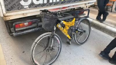 Elazığ’da bir bisiklet sürücüsü, dengesini kaybederek pikaba çarptı ve yaralandı.