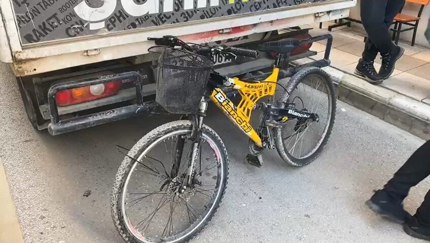 Elazığ’da bir bisiklet sürücüsü, dengesini kaybederek pikaba çarptı ve yaralandı.