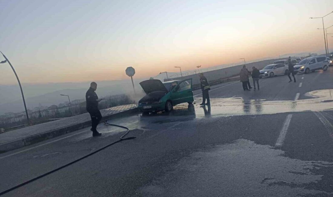 Elazığ’da seyir halindeyken alev alan bir araç, itfaiye ekipleri tarafından