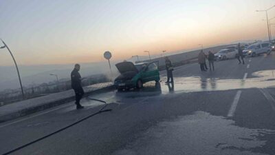 Elazığ’da seyir halindeyken alev alan bir araç, itfaiye ekipleri tarafından