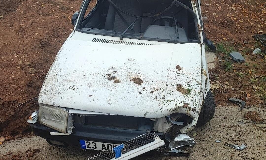 Elazığ’da bir sürücü, Güney Çevre Yolu’nda direksiyon hakimiyetini kaybederek otomobilinin