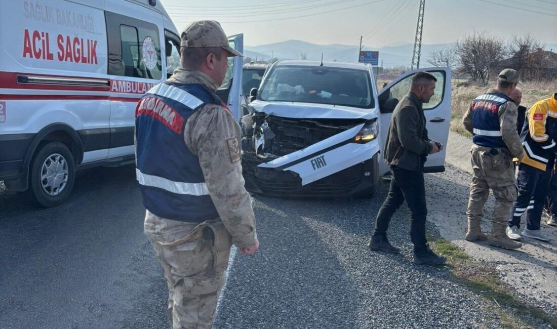 Elazığ’ın Karakoçan ilçesinde, Yukarıovacık yol ayrımında meydana gelen trafik kazasında