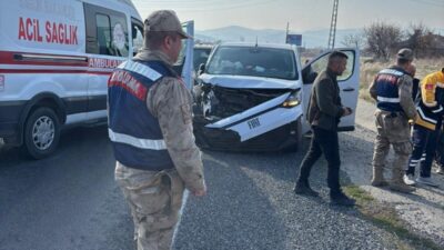 Elazığ’ın Karakoçan ilçesinde, Yukarıovacık yol ayrımında meydana gelen trafik kazasında