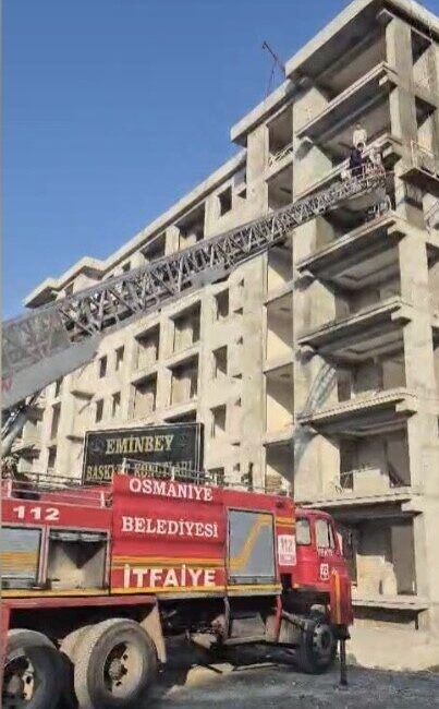 Osmaniye’de elektrik kesintisi nedeniyle mahsur kalan işçiler kurtarıldı. Fakıuşağı Mahallesi’ndeki
