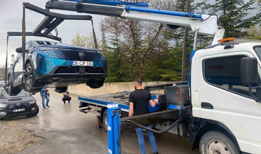 Yüksek teknolojili bir elektrikli otomobil, yol üzerindeki bir elektrik trafosuna