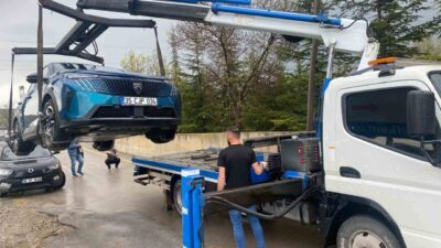 Yüksek teknolojili bir elektrikli otomobil, yol üzerindeki bir elektrik trafosuna