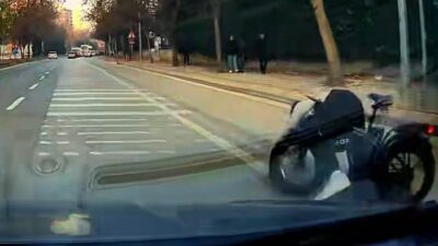 Konya’da, eli cebinde bisiklet süren bir şahıs, ani bir kayma