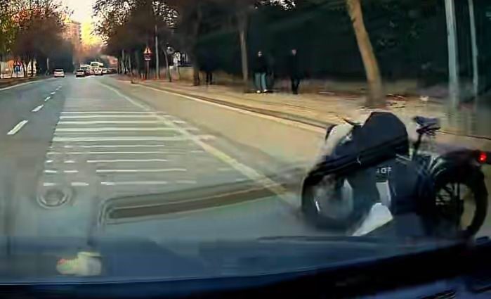 Konya’da, eli cebinde bisiklet süren bir şahıs, ani bir kayma