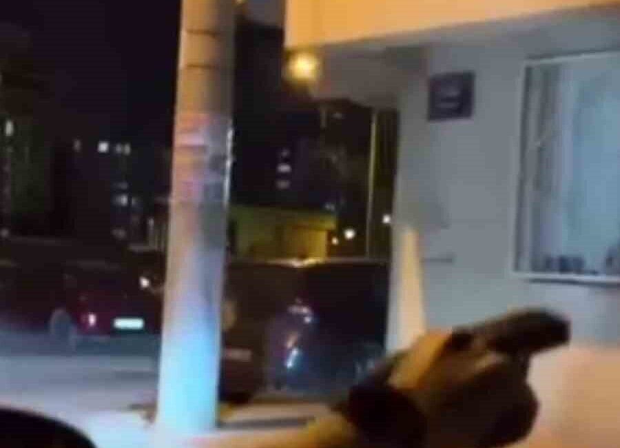 Bornova ilçesinde gece saatlerinde yaşanan olayda, seyir halindeki bir otomobilden