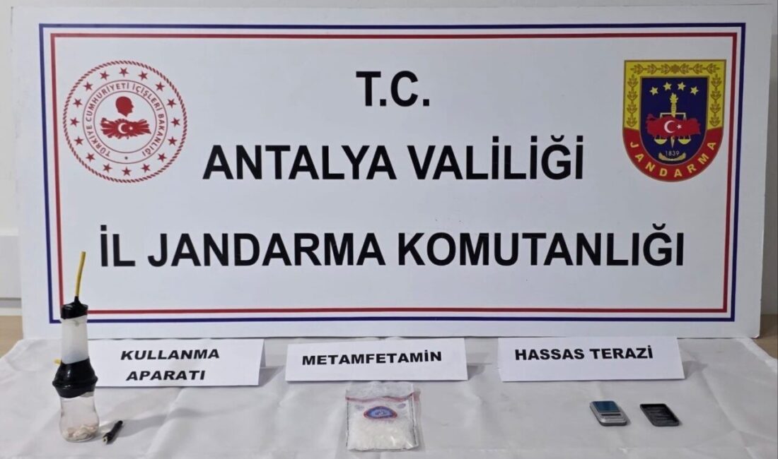 Antalya’nın Elmalı ilçesinde Jandarma ekipleri, 4 kişinin ev ve araçlarında