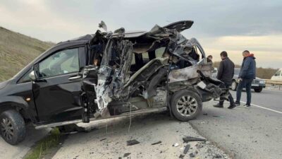 VIP taşımacılık yapan minibüs, İstanbul’un Arnavutköy havalimanı yolunda emniyet şeridinde