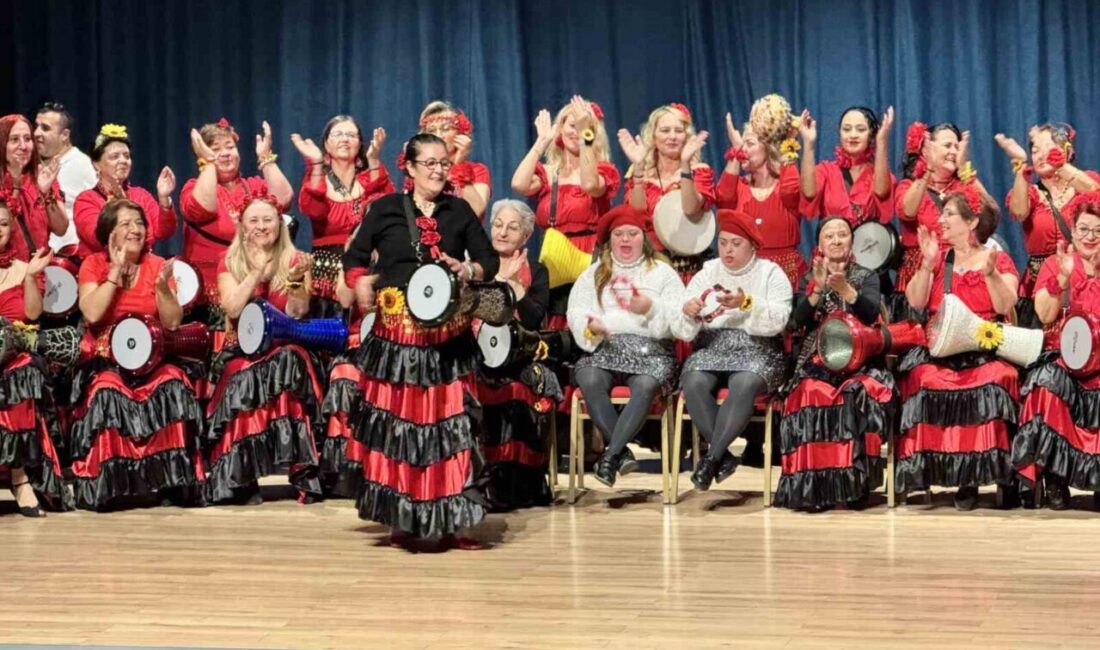 Edirne’de engelli bireyler için düzenlenen konserde sahne alan kadın darbuka