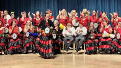 Edirne’de düzenlenen bir konserde, engelli bireyler için sahne alan kadın