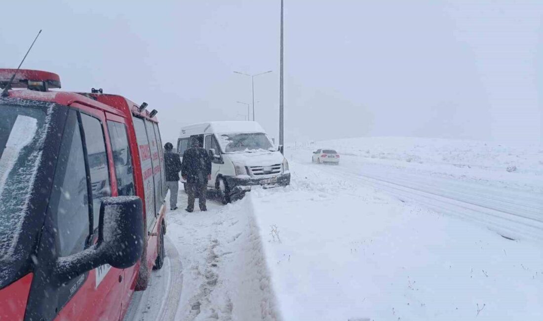 Van’ın Erciş ilçesinde meydana gelen trafik kazasında minibüsün kaldırıma çarpması