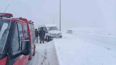 Van’ın Erciş ilçesinde meydana gelen trafik kazasında minibüsün kaldırıma çarpması