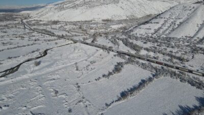 Erzincan-Erzurum karayolunun Demirpınar bölgesinde meydana gelen buzlanma sebebiyle bir tır