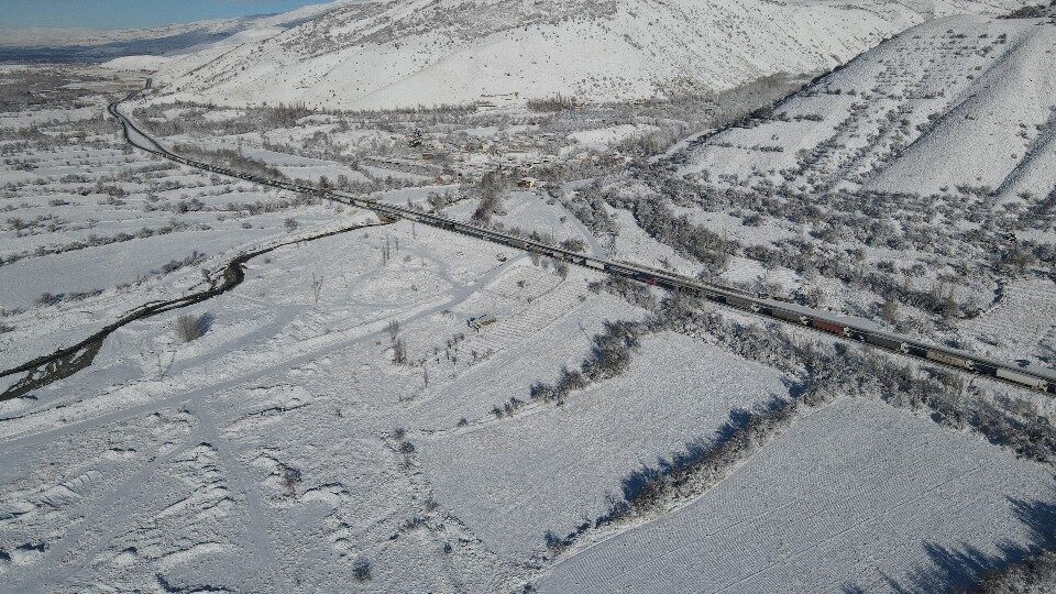 Erzincan-Erzurum karayolunun Demirpınar bölgesinde meydana gelen buzlanma sebebiyle bir tır