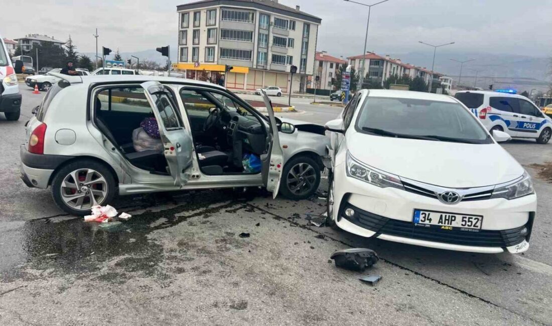 Erzincan’da meydana gelen trafik kazasında, TEDAŞ Kavşağı’nda iki otomobilin çarpışması