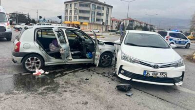Erzincan’da meydana gelen trafik kazasında, TEDAŞ Kavşağı’nda iki otomobilin çarpışması
