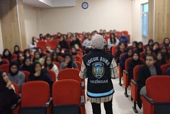 Erzincan’da, Erzincan Emniyet Müdürlüğü Çocuk Şube Müdürlüğü tarafından düzenlenen bilgilendirme