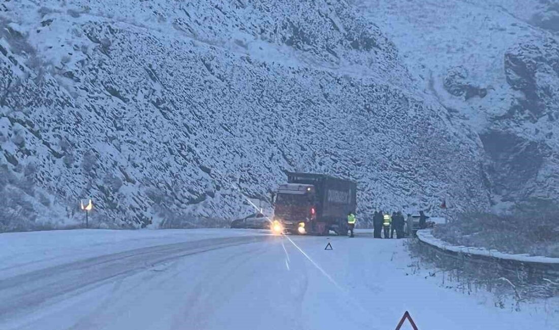 Erzurum’da aşırı kar yağışı, Erzurum-Erzincan karayolunda ulaşımın zorlaştığı bildirildi. Kar