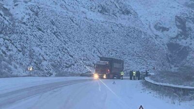 Erzurum’da aşırı kar yağışı, Erzurum-Erzincan karayolunda ulaşımın zorlaştığı bildirildi. Kar