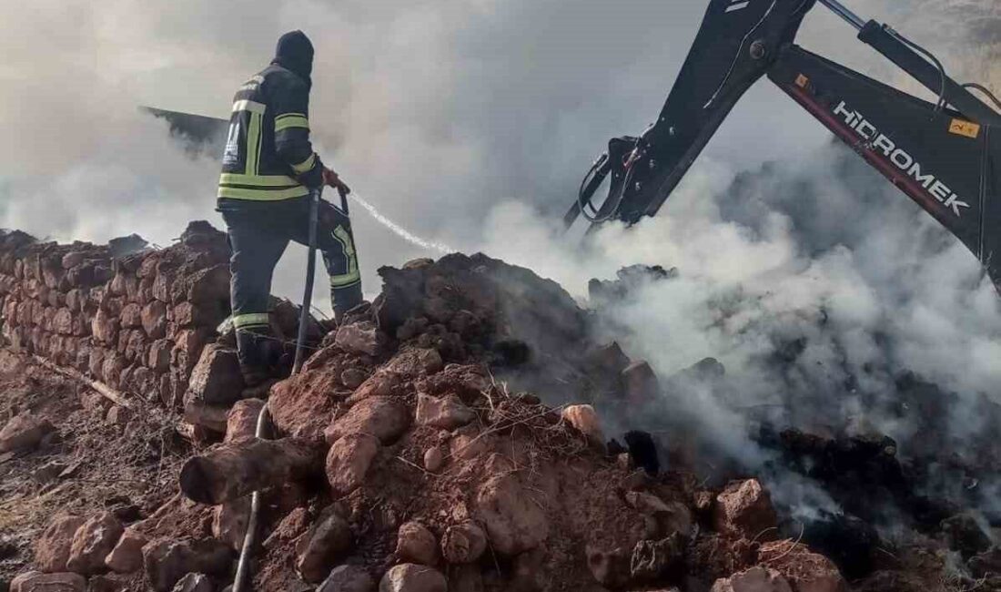 Erzurum’un Hınıs ilçesinde meydana gelen bir ahır yangınında, Ünlüce köyünde
