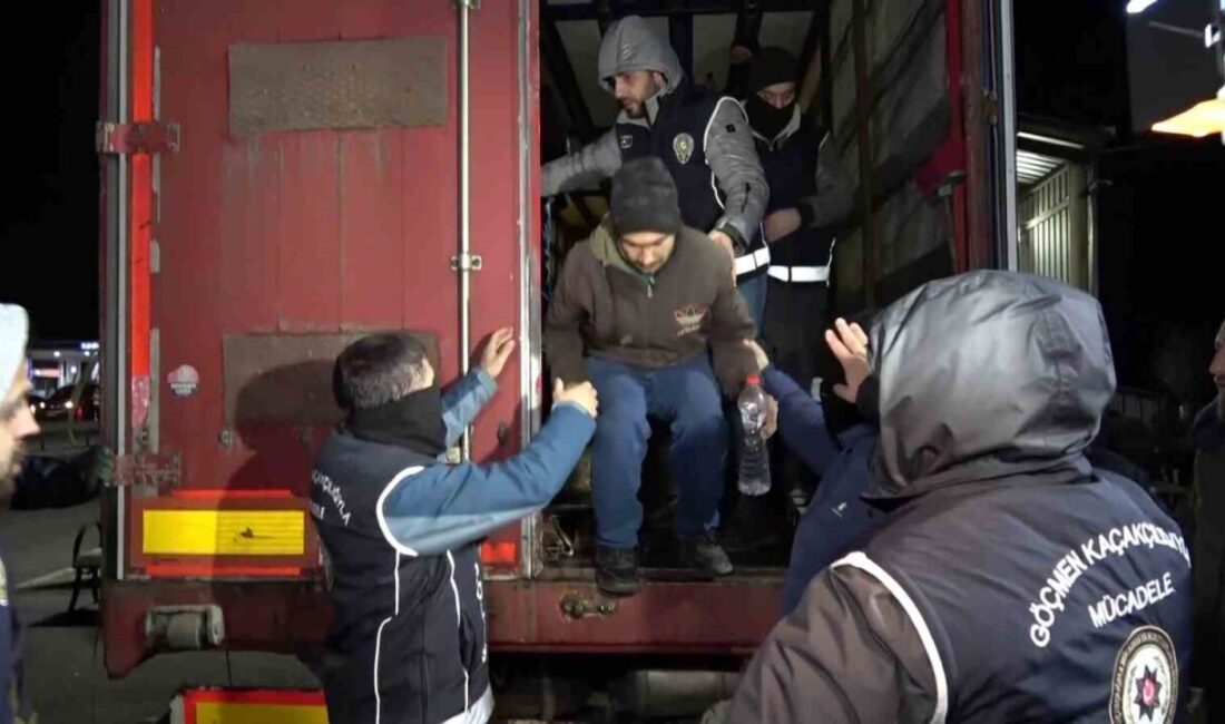 Erzurum’da Emniyet Müdürlüğü tarafından kent genelinde gerçekleştirilen güvenlik uygulamalarında Emniyet