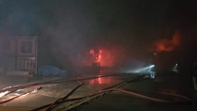 Esenyurt’ta bir hırdavat fabrikasında gece saatlerinde başlayan yangın, kısa sürede