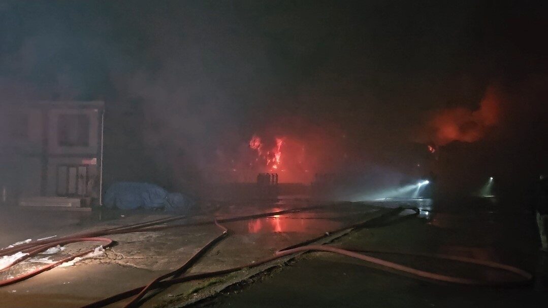 Esenyurt’ta bir hırdavat fabrikasında gece saatlerinde başlayan yangın, kısa sürede