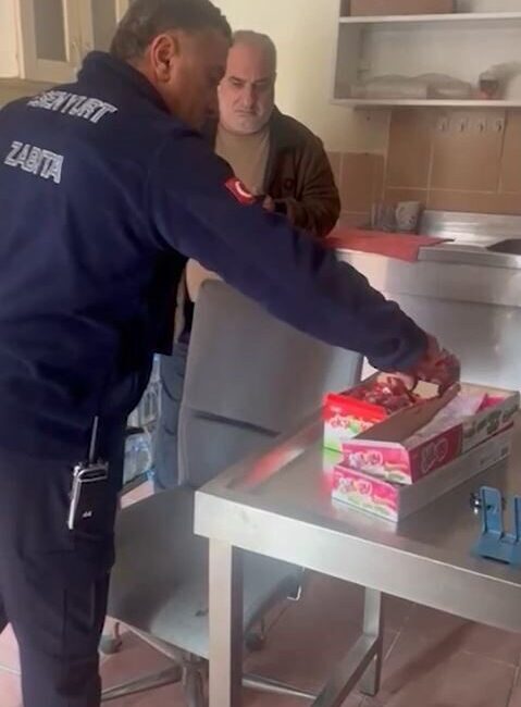 İstanbul’un Esenyurt ilçesinde, çocuklara satışı yasak olan sağlıksız ürünler sattığı