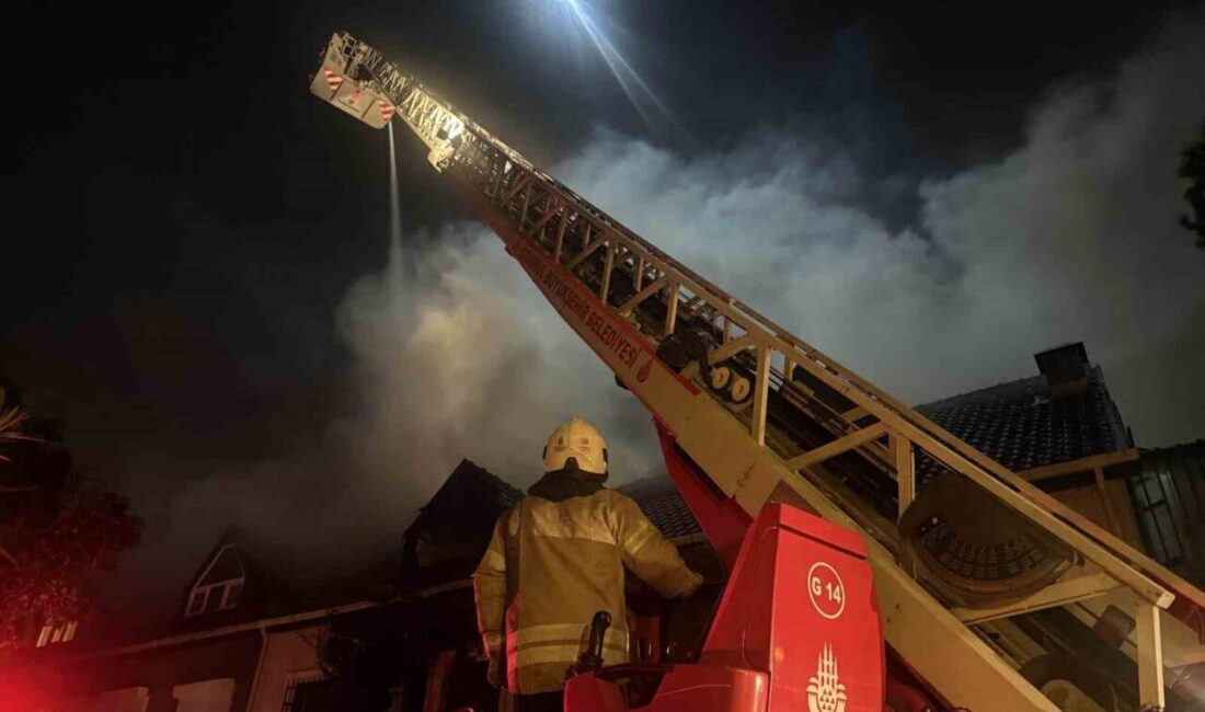 Esenyurt’ta bir villanın çatı katında meydana gelen yangın, bitişikteki başka