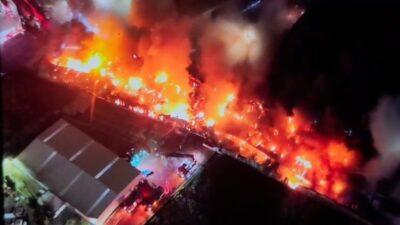 Esenyurt’taki bir hırdavat fabrikasında gece saatlerinde başlayan yangın şu anda