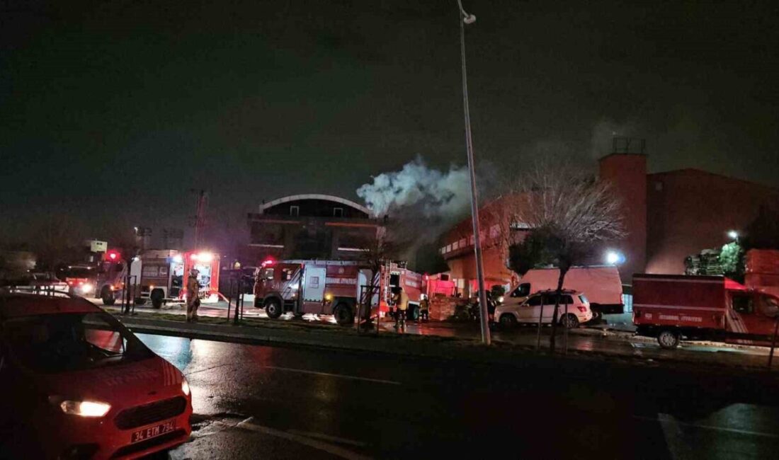 Esenyurt’ta bir hırdavat fabrikasında gece saatlerinde çıkan yangın, henüz belirlenemeyen